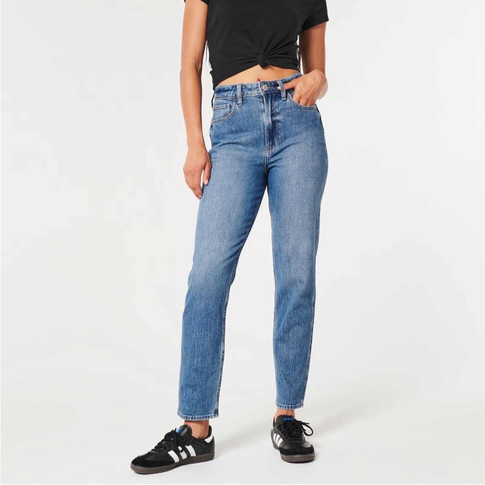 Hollister Ultra High Rise Mom Jean in size 0R/24.